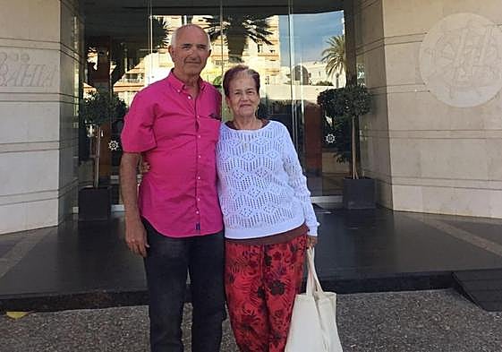 La pareja durante su viaje de aniversario a Puerto Bahía de Cádiz.