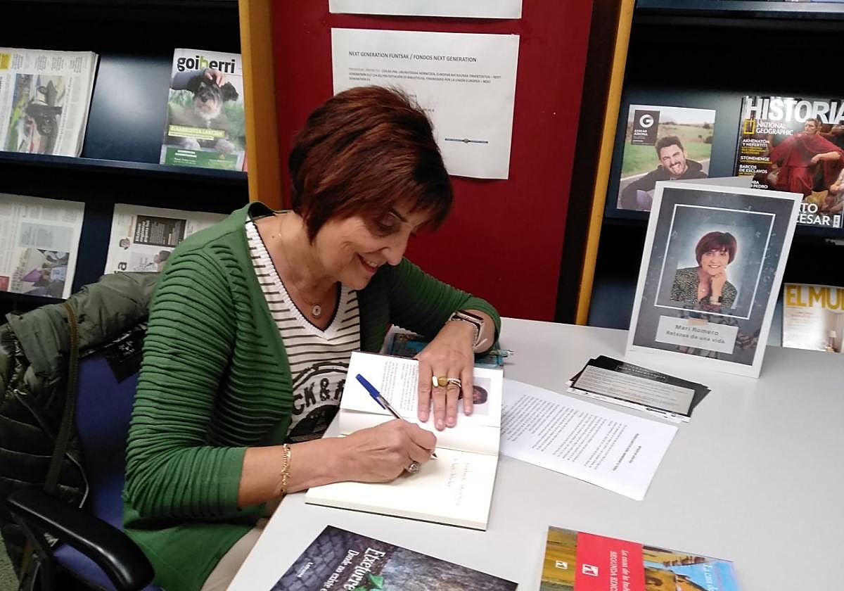 La escritora legazpiarra Mari Romero, con su cuarta novela, 'Etxetorre Goikoa. Donde no existe el olvido'.