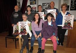 Integrantes del grupo Doke Antzerki Taldea en su local de Kulturola.