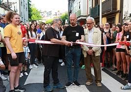 Iñaki Cienfuegos, autor del logotipo que da imagen desde sus inicios a la jornada, ha sido el encargado de cortar la cinta.