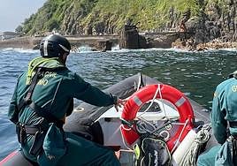 El Servicio Marítimo de la Guardia Civil ha rastreado este mediodía la cona del Peine del Viento.