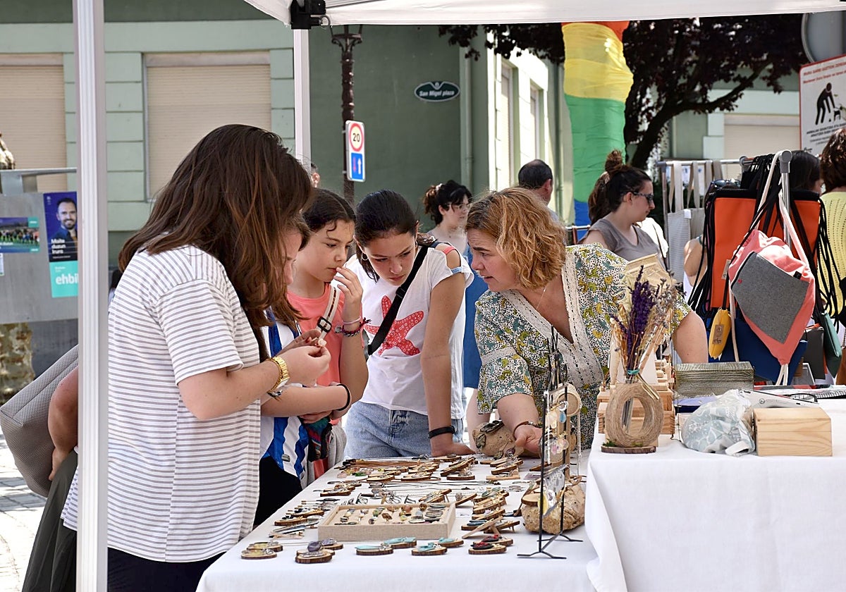 Artisauen zuzenean erosteko aukera izan zuen Azokan.