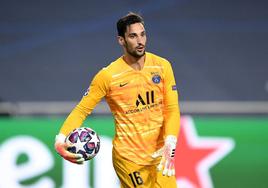 Sergio Rico, en una acción con el PSG.