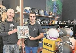 Asier Fernández y Jonathan Hernández en la tienda de motos Triton de Astigarraga.