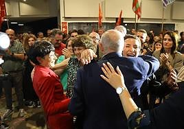 Maddalen Iriarte recibe la felicitación de los militantes que se han acercado a Tabakalera.