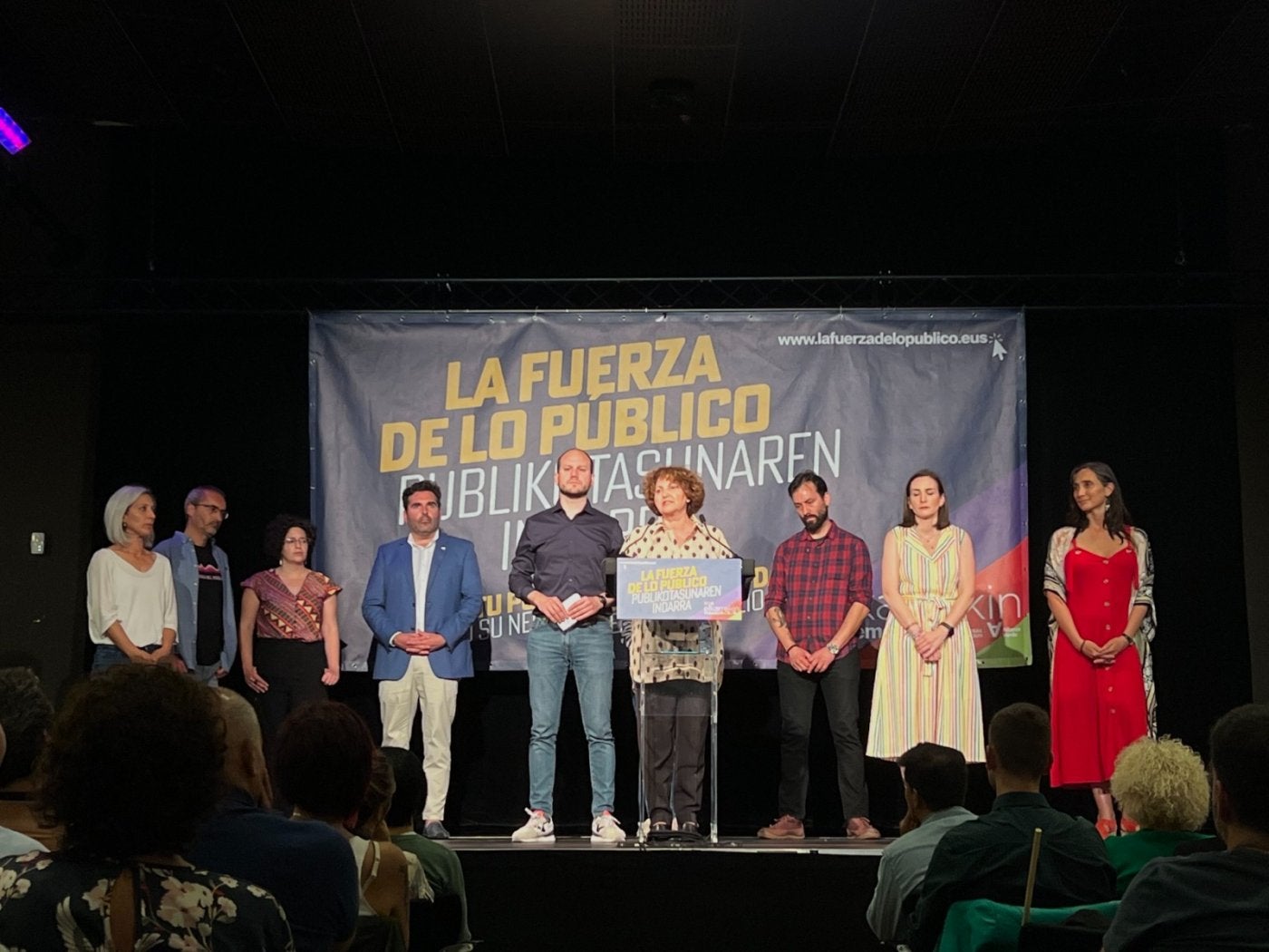Pilar Garrido, en el centro de la imagen, con Víctor Lasa y Miren Echeveste, en el acto de anoche en Bilbao.