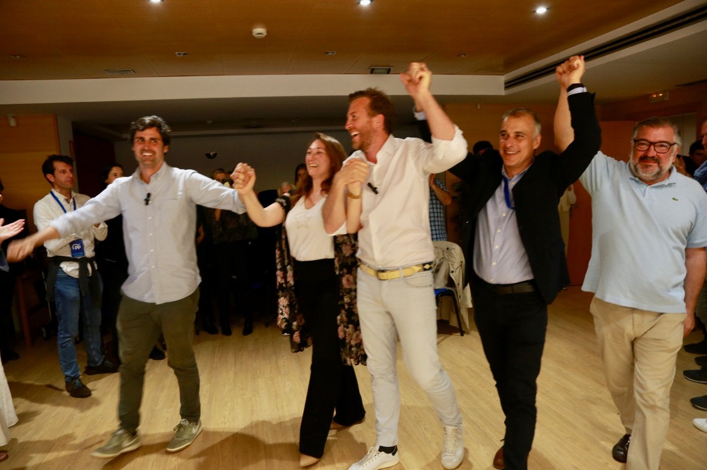 Mikel Lezama, Muriel Larrea, Borja Corominas, Antonio Vicente y Manuel Palacio celebran los resultados en la sede del PP en Amara.
