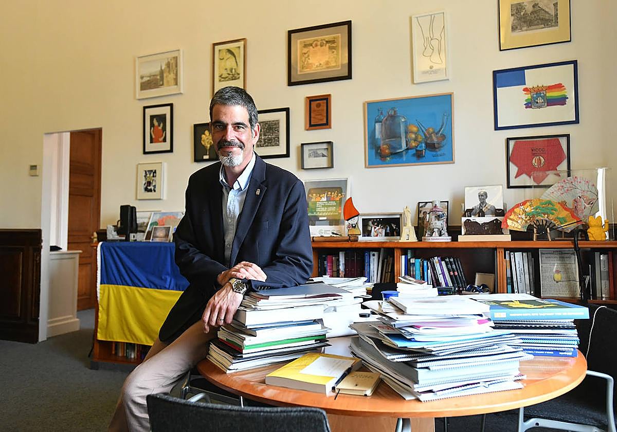 El alcalde de San Sebastián, Eneko Goia, este lunes en su despacho.