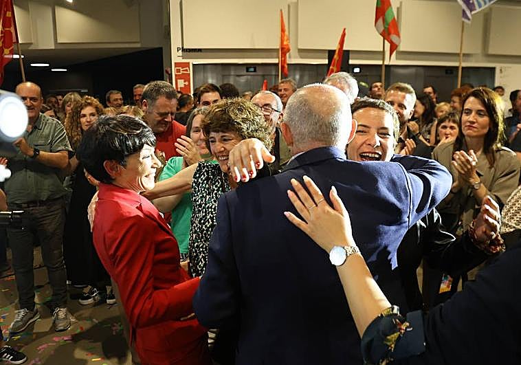 Maddalen Iriarte recibe la felicitación de los militantes que se han acercado a Tabakalera.
