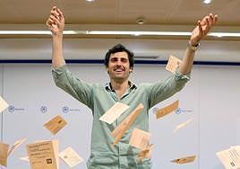Mikel Lezama lanza al aire decenas de papeletas de voto en la sede que el Partido Popular tiene en Donostia.