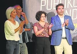Eneritz de Madariaga, David Rodríguez, Ana Viñals y Víctor Lasa aplauden en la noche electoral en Bilbao.