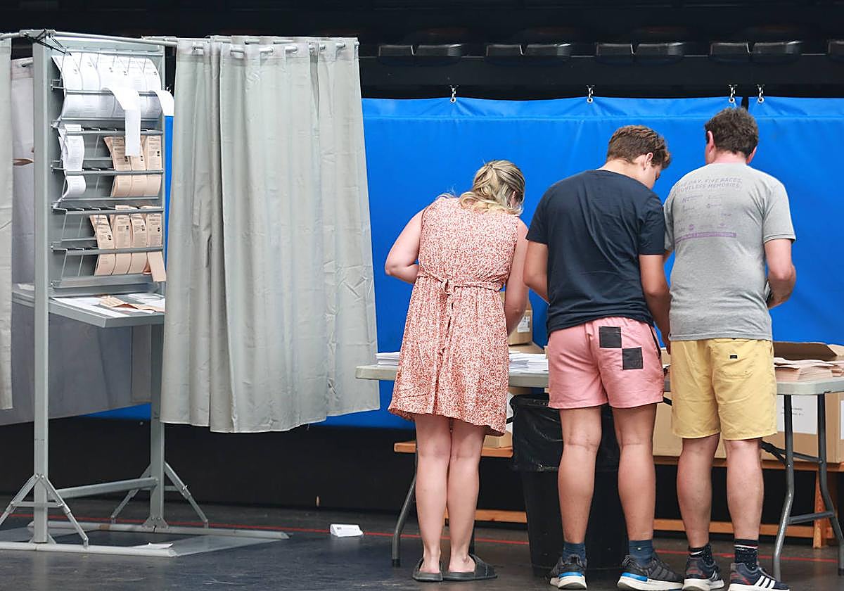 El buen tiempo se ha dejado notar en el vestuario de los electores que acudían a las urnas.