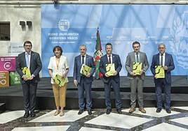Los rectores y representantes del Gobierno Vasco como Urkullu y Bildarratz, ayer en la presentación del plan.