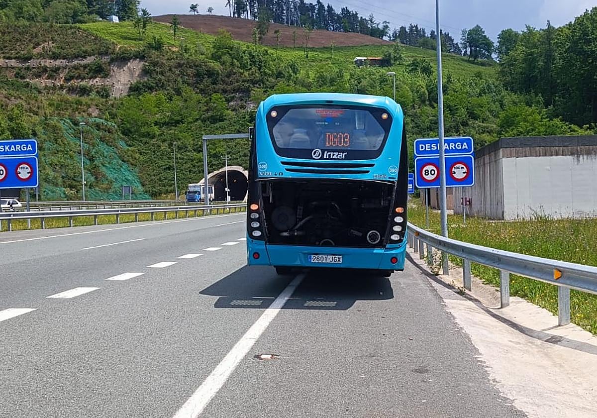 El recalentamiento del motor de uno de los buses de Avanza dejó «tirado» a uno de sus conductores en el alto de Deskarga.