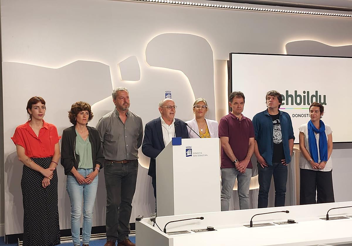 Izagirre junto a los siete concejales que le acompañarán esta legislatura.
