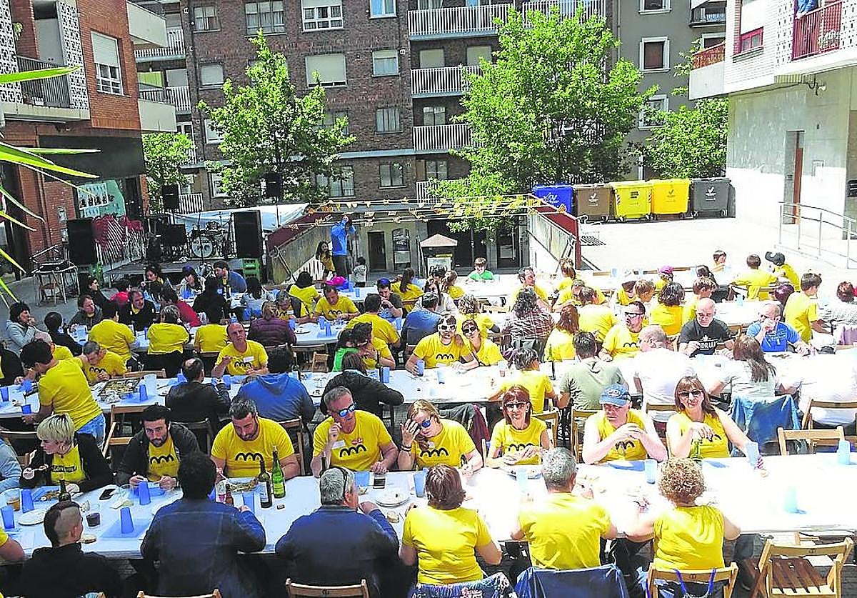 2019an Urbaltz elkartearen kanpoaldean egin zen herri bazkaria Montferritarrak etorri ziren lehengo bisitaldia.