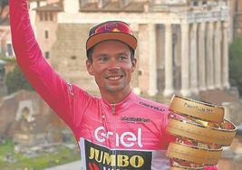Primoz Roglic, en el Foro Romano con la maglia rosa y el trofeo.