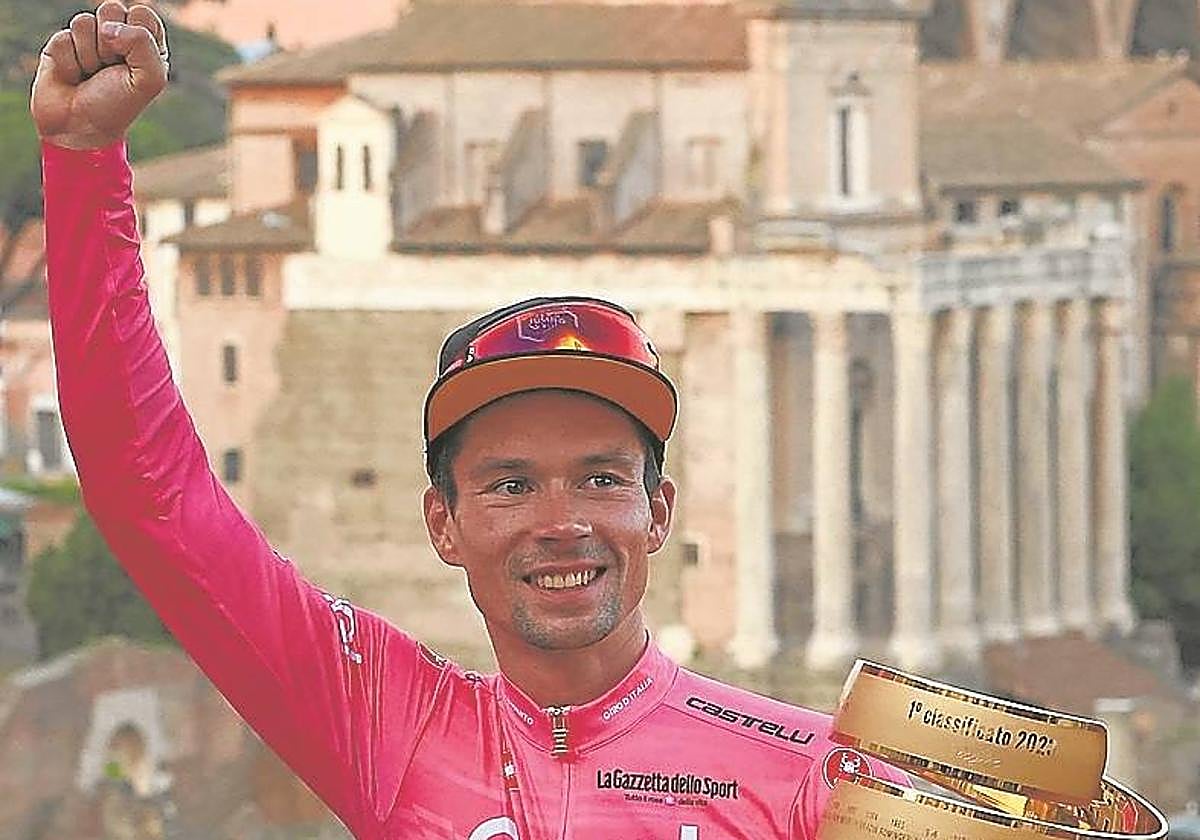 Primoz Roglic, en el Foro Romano con la maglia rosa y el trofeo.