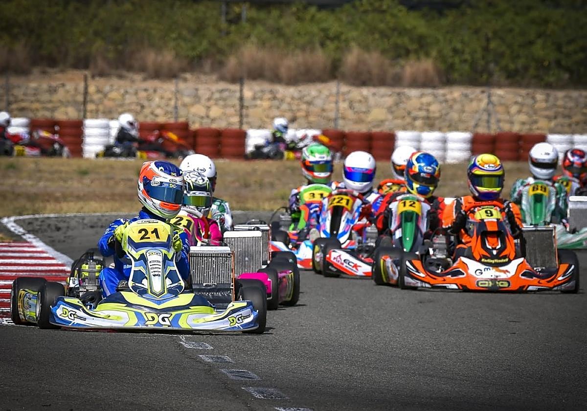 Mikel Merino, a la izquierda de azul, se tuvo que conformar con el quinto puesto en Valencia.