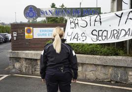 Virginia, víctima de una agresión sexual en su centro de trabajo, frente a una pancarta que pide más seguridad.