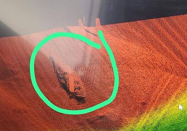 Imagen principal - Arriba, una imagen del sonar de los guardacostas que podría corresponder al 'pros'. Abajo, uno de los barcos norteamericanos y bosques de la isla dañados.