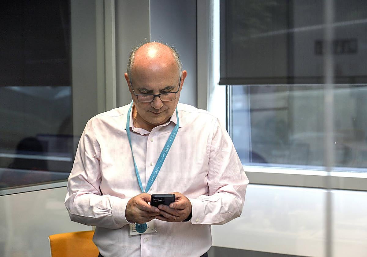 Javier García Cogorro mira su móvil.