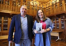 Jon Alonso eta Uxue Razquin, asteazken honetako aurkezpenean.