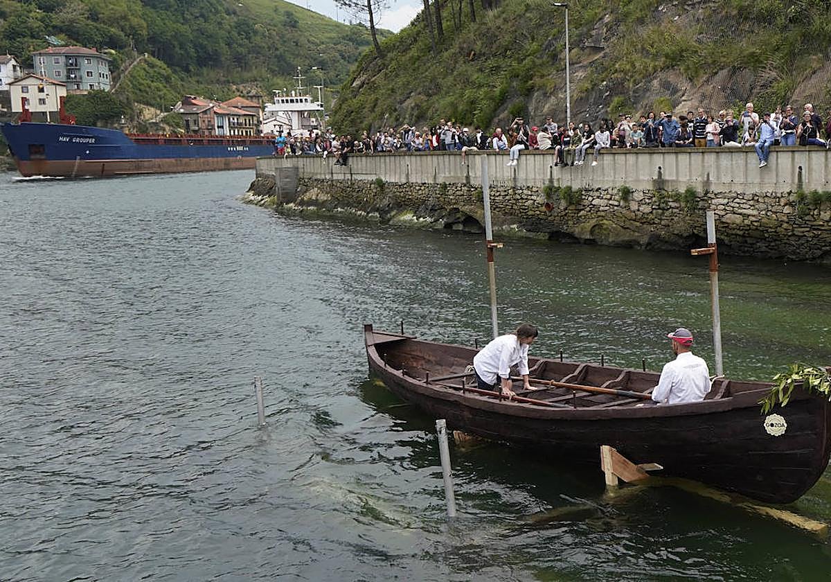 Una txalupa de chocolate surca las aguas de Pasaia