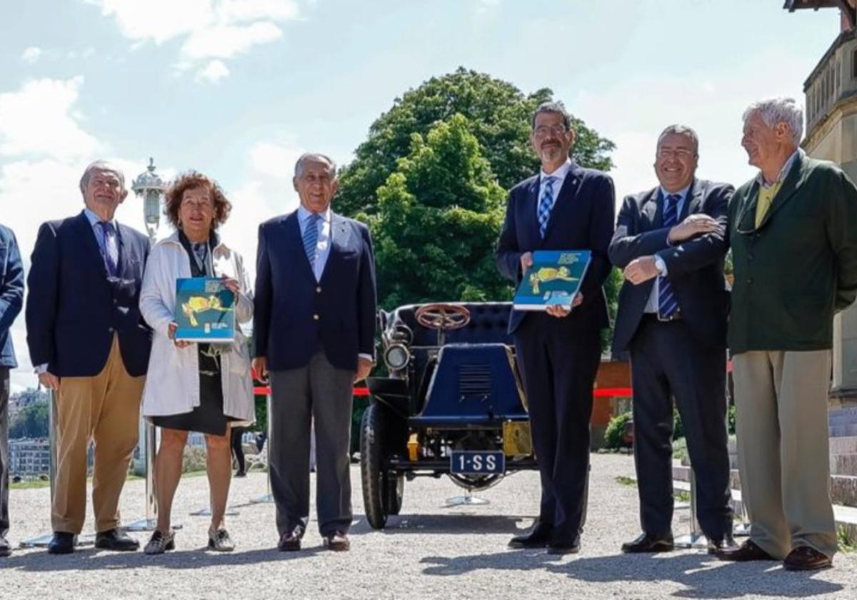 Directivos del RAC, con el alcalde Eneko Goia y el primer coche matriculado San Sebastián.