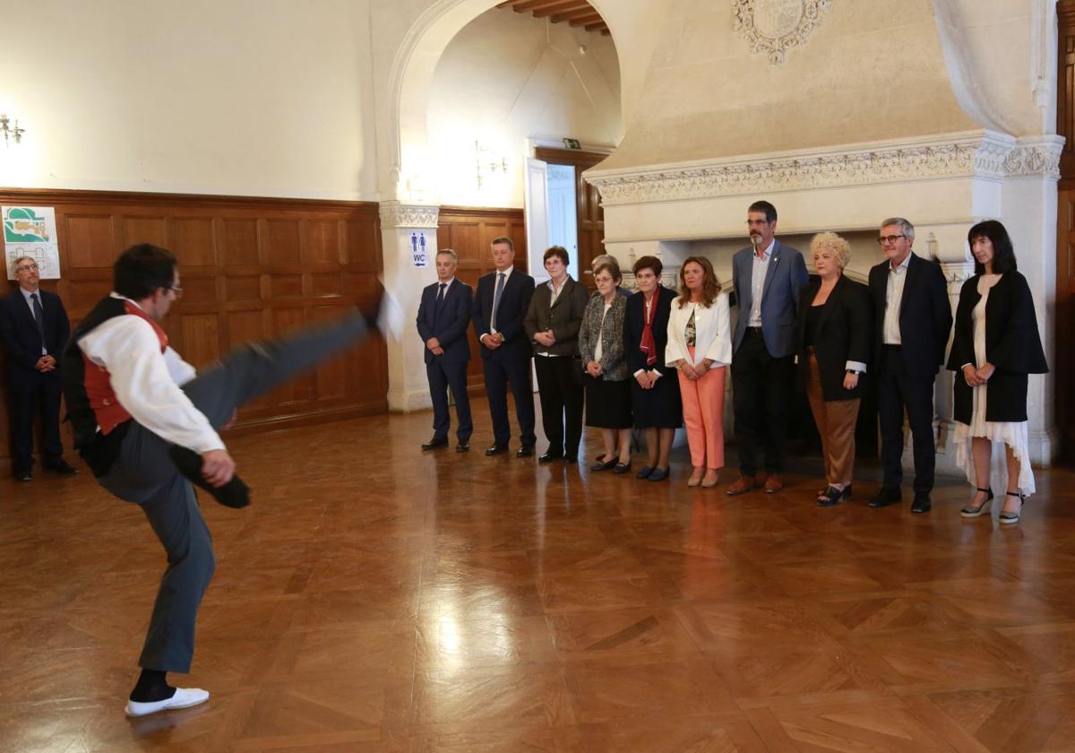 Representantes institucionales y de los dos hospitales son recibidos ayer en el palacio de Miramar de Donostia con un aurresku.