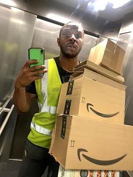 Un repartidor de Amazon