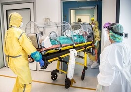 Personal sanitario traslada al enfermo de fiebre hemorrágica en el Hospital Donostia el verano pasado.