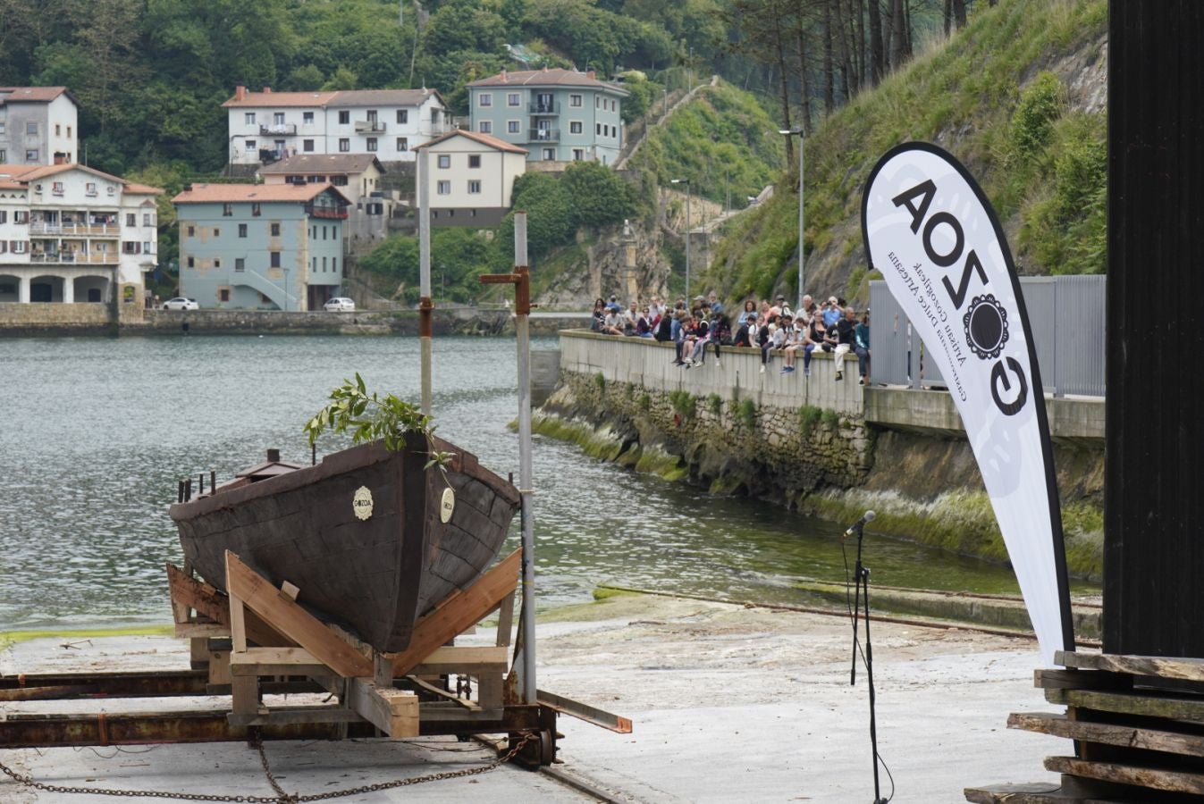 Una txalupa de chocolate surca las aguas de Pasaia