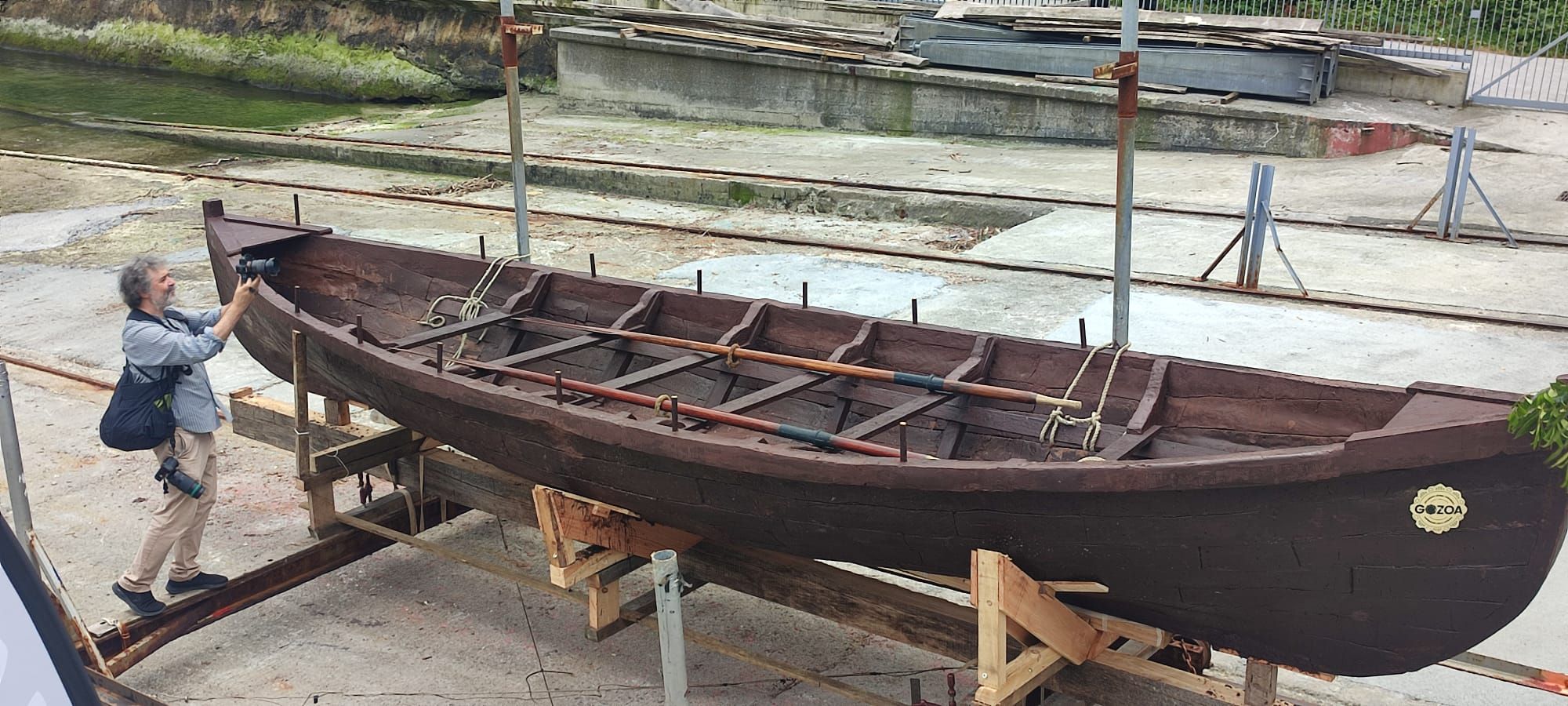 Una txalupa de chocolate surca las aguas de Pasaia