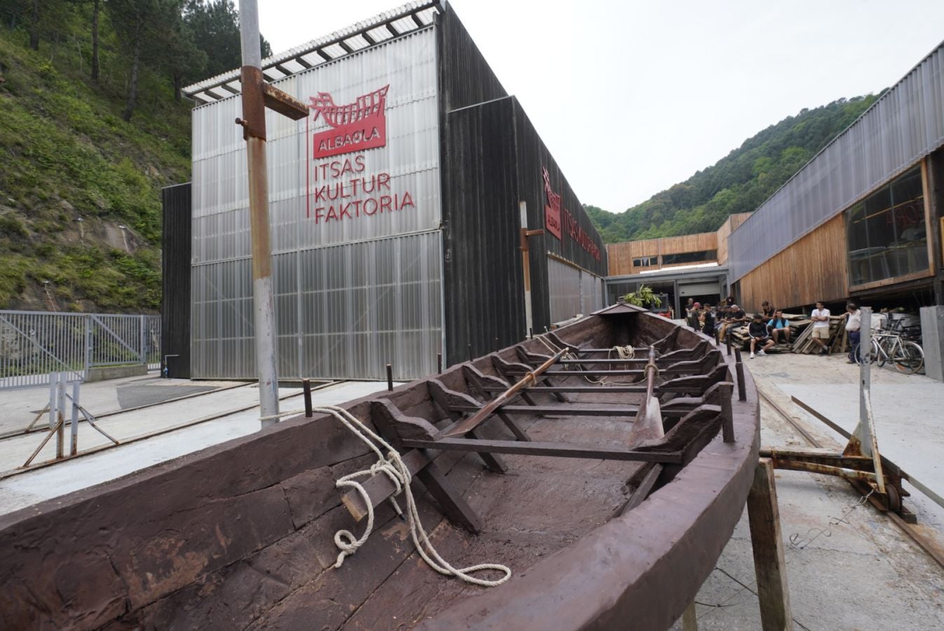 Una txalupa de chocolate surca las aguas de Pasaia