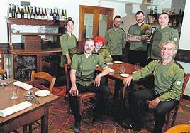 El equipo al completo del Errioguarda-Enea hernaniarra, en el comedor del restaurante.