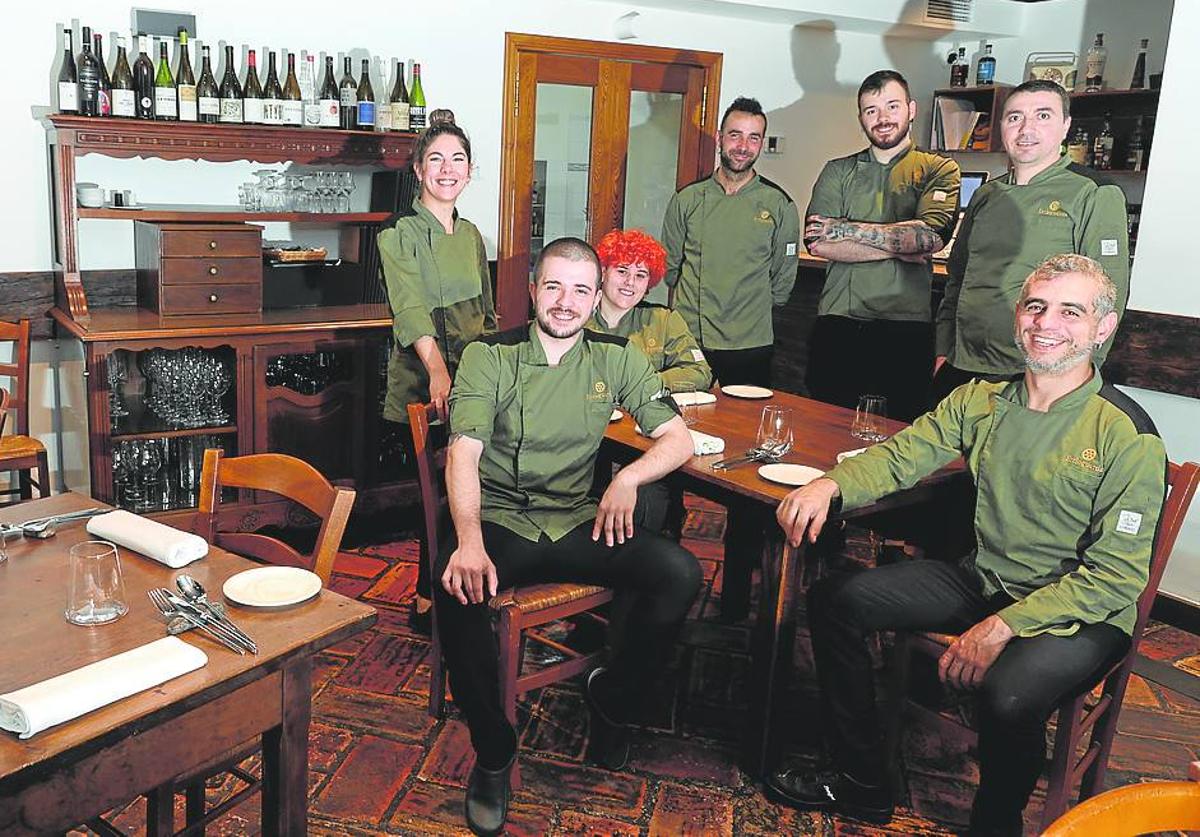 El equipo al completo del Errioguarda-Enea hernaniarra, en el comedor del restaurante.