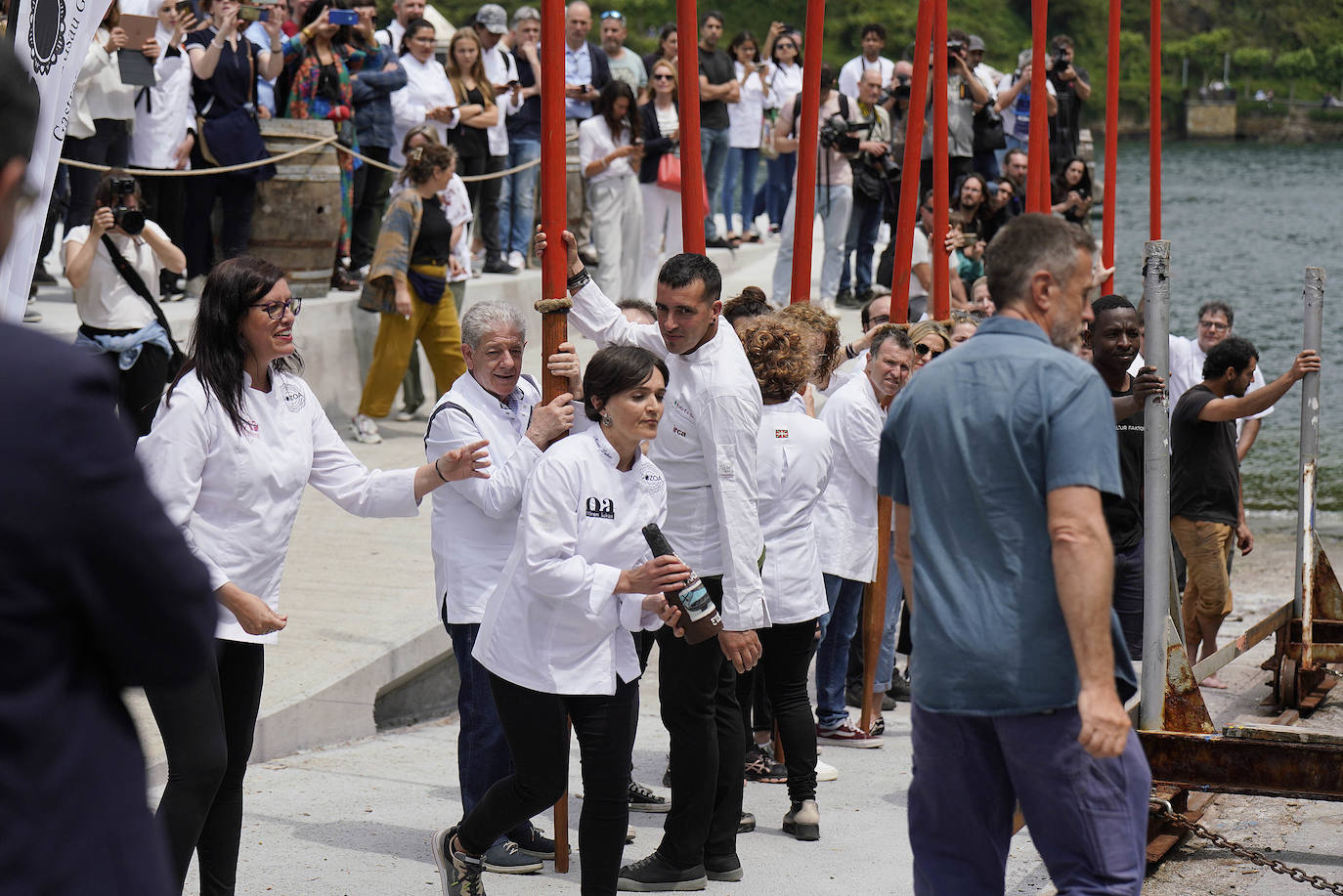 Una txalupa de chocolate surca las aguas de Pasaia