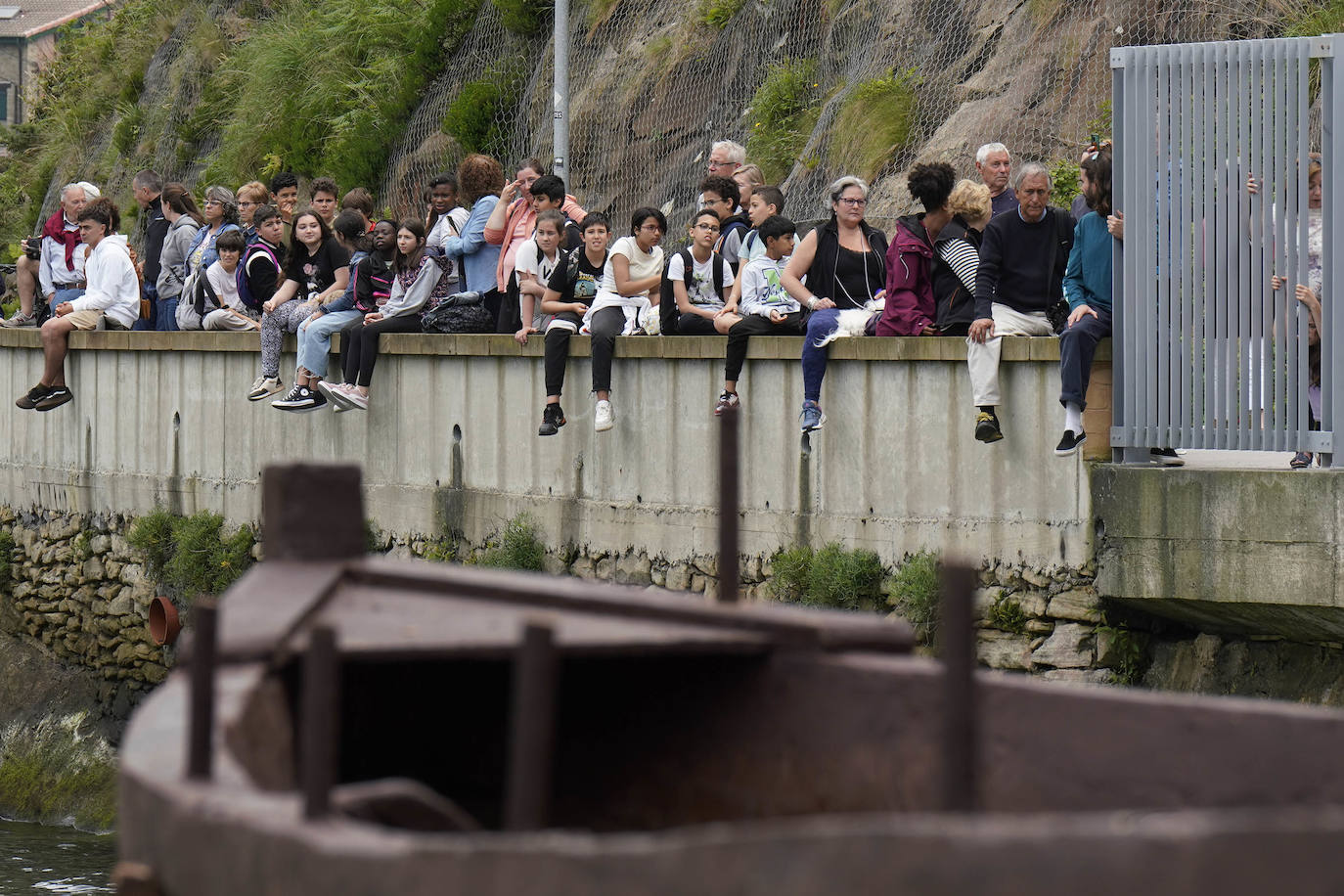 Una txalupa de chocolate surca las aguas de Pasaia