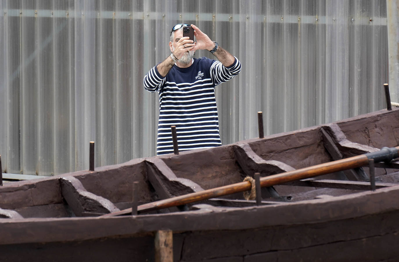 Una txalupa de chocolate surca las aguas de Pasaia