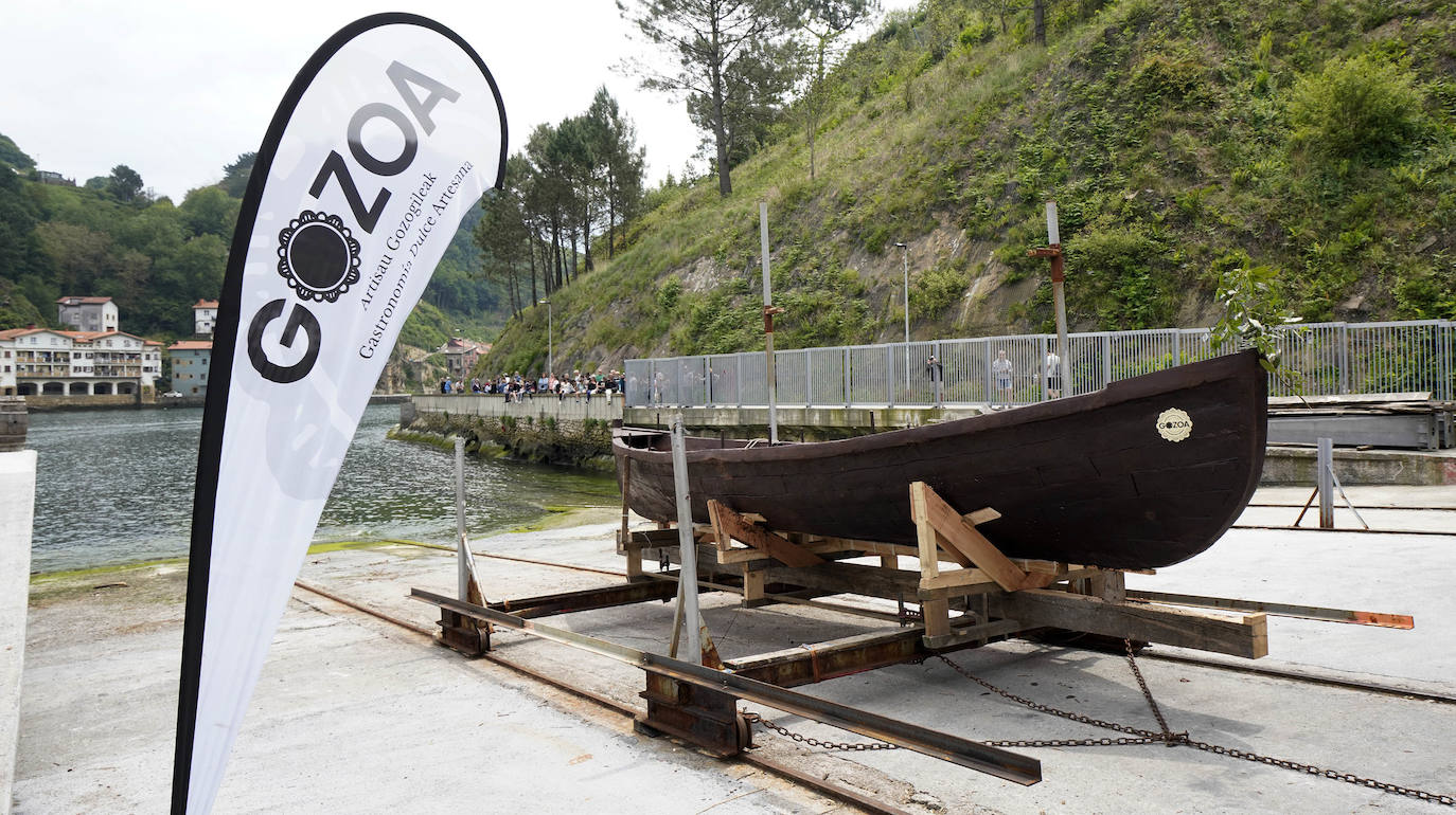 Una txalupa de chocolate surca las aguas de Pasaia