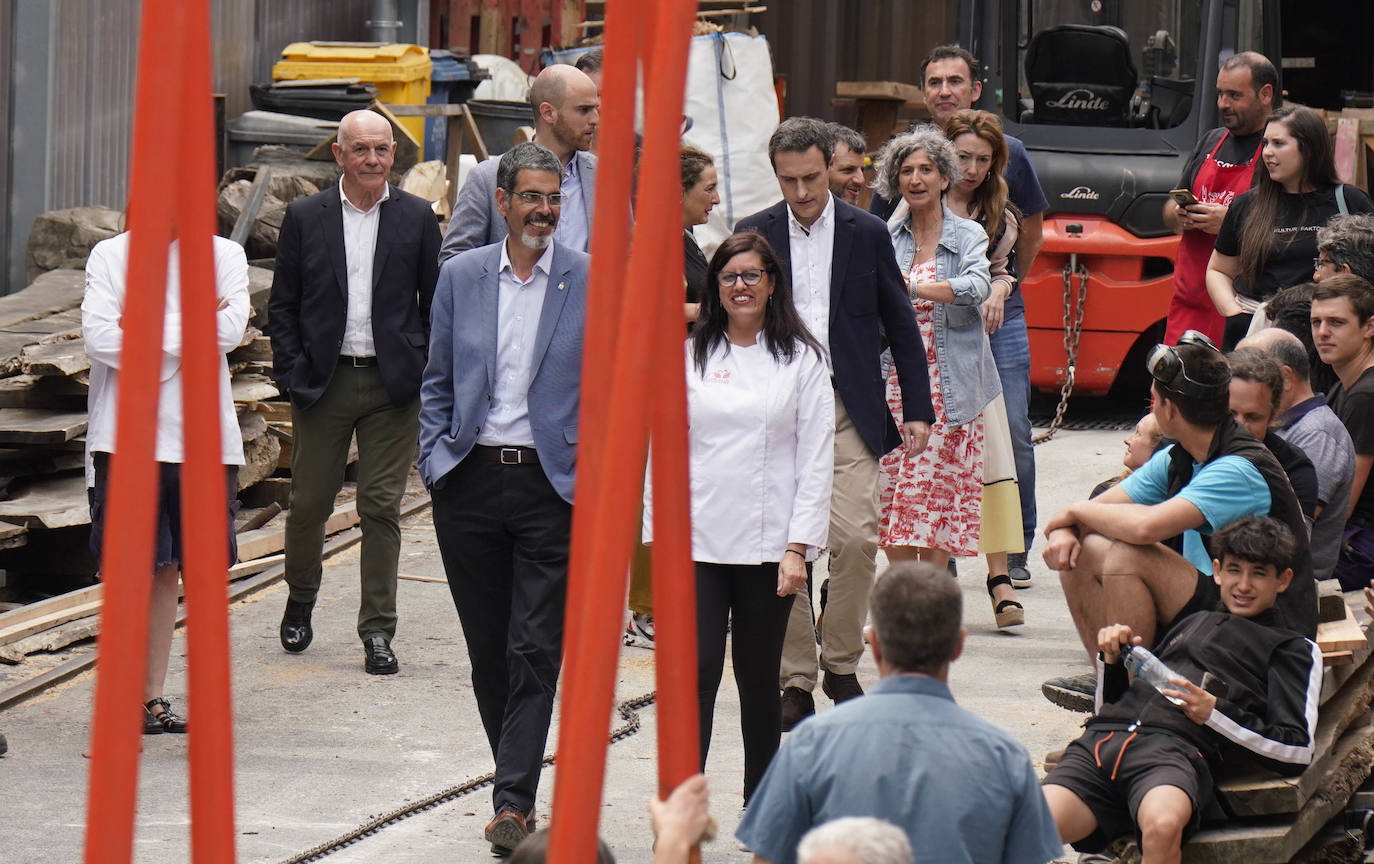 Una txalupa de chocolate surca las aguas de Pasaia