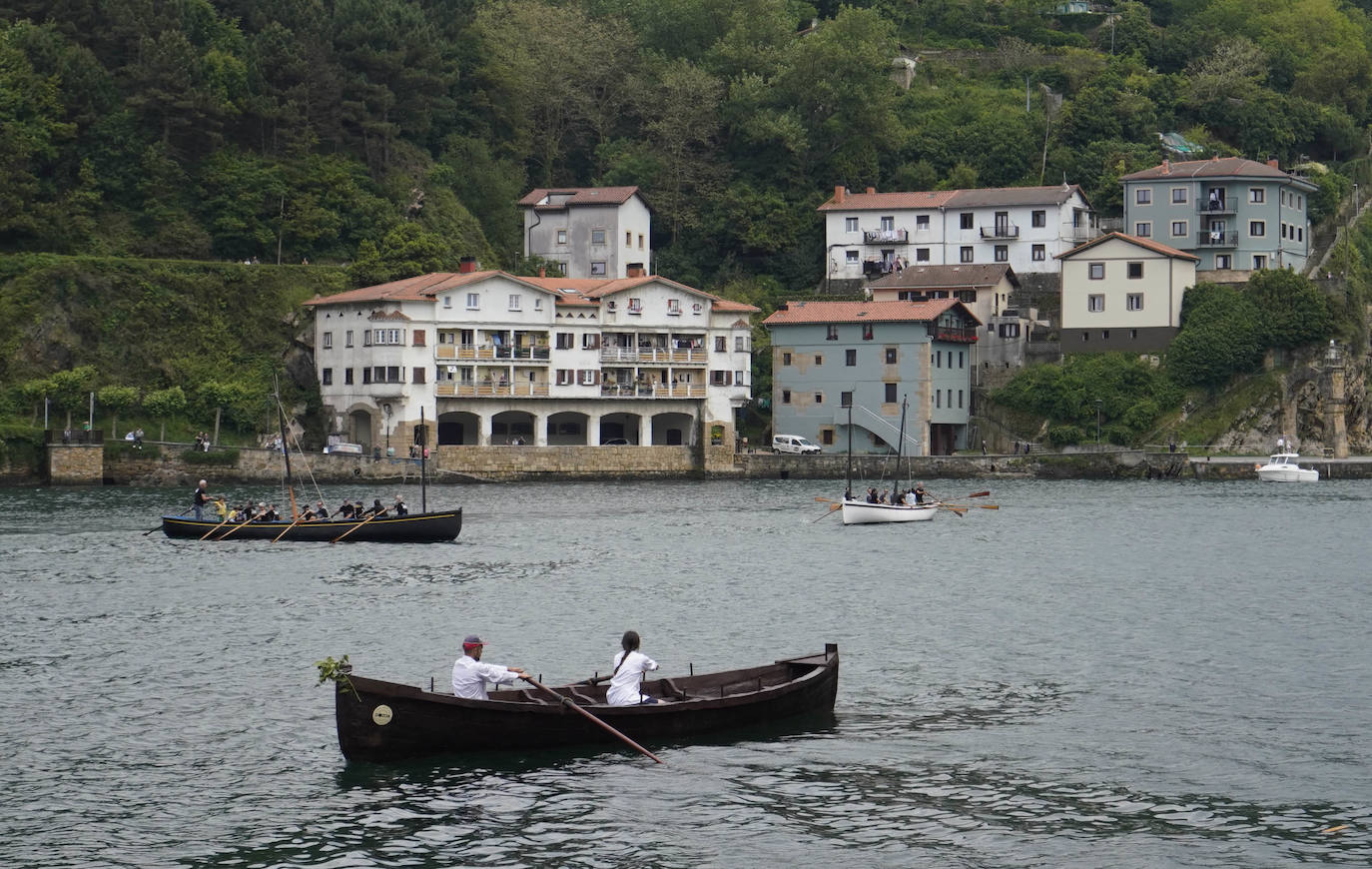 Una txalupa de chocolate surca las aguas de Pasaia