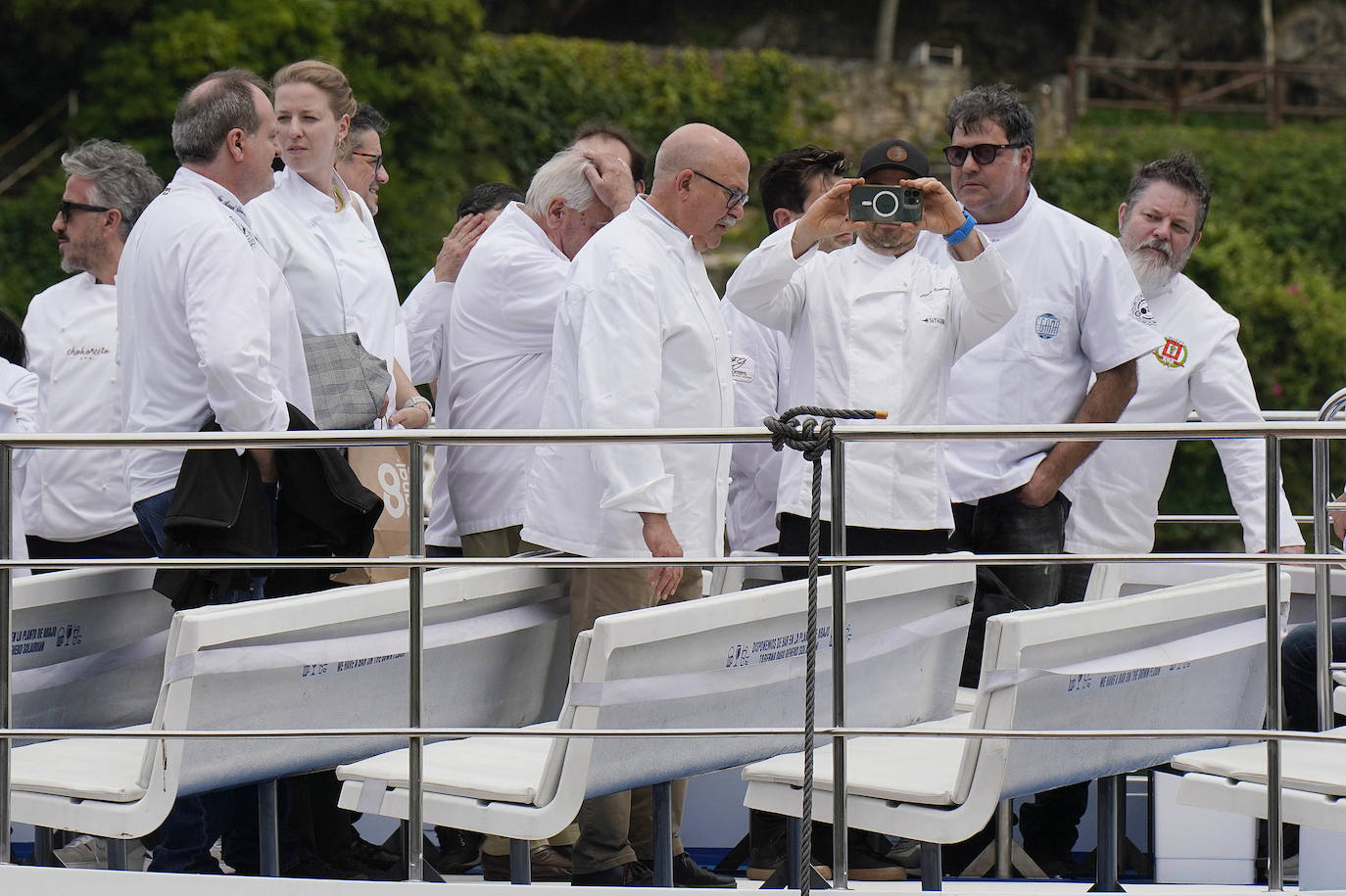 Una txalupa de chocolate surca las aguas de Pasaia