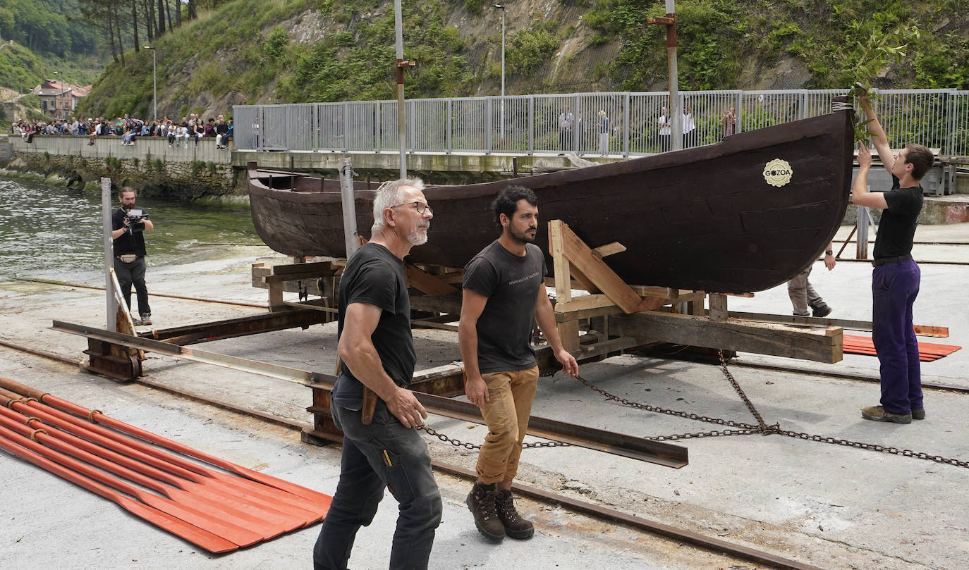 Una txalupa de chocolate surca las aguas de Pasaia