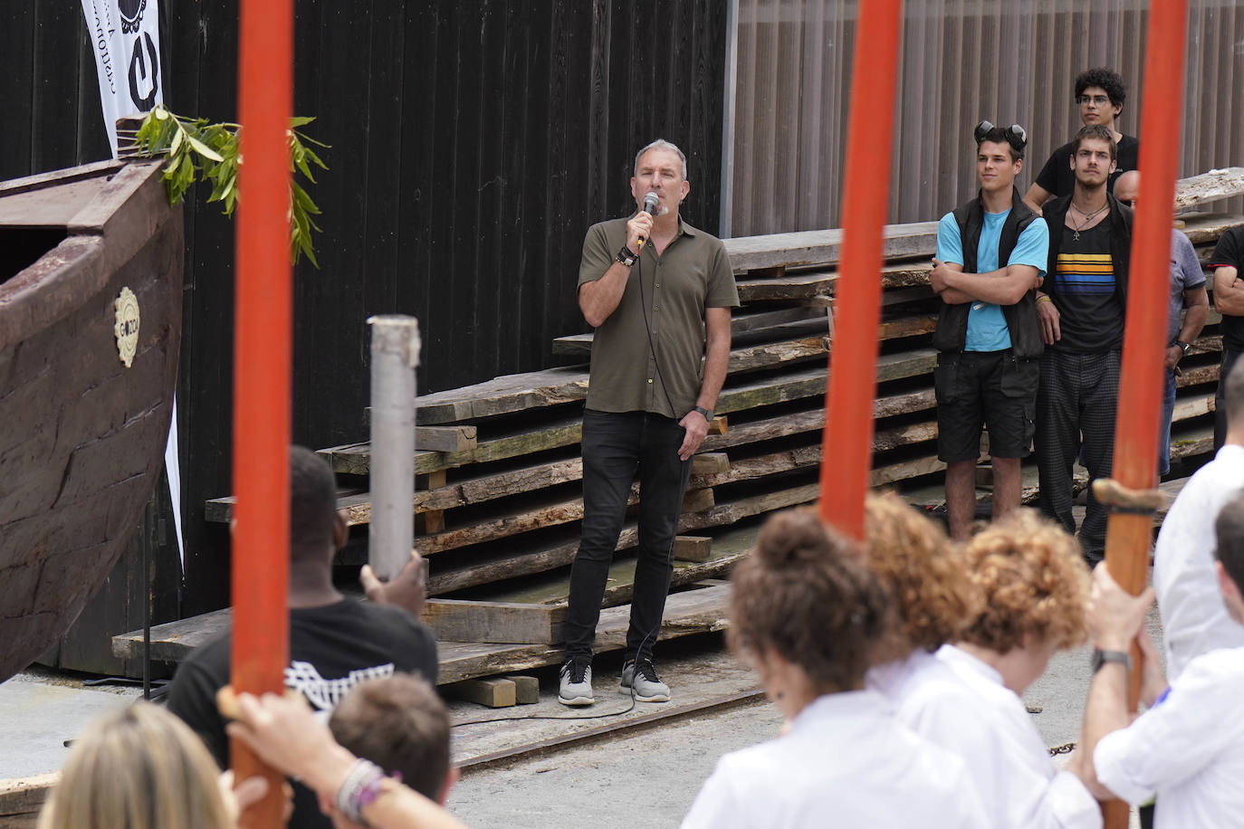 Una txalupa de chocolate surca las aguas de Pasaia