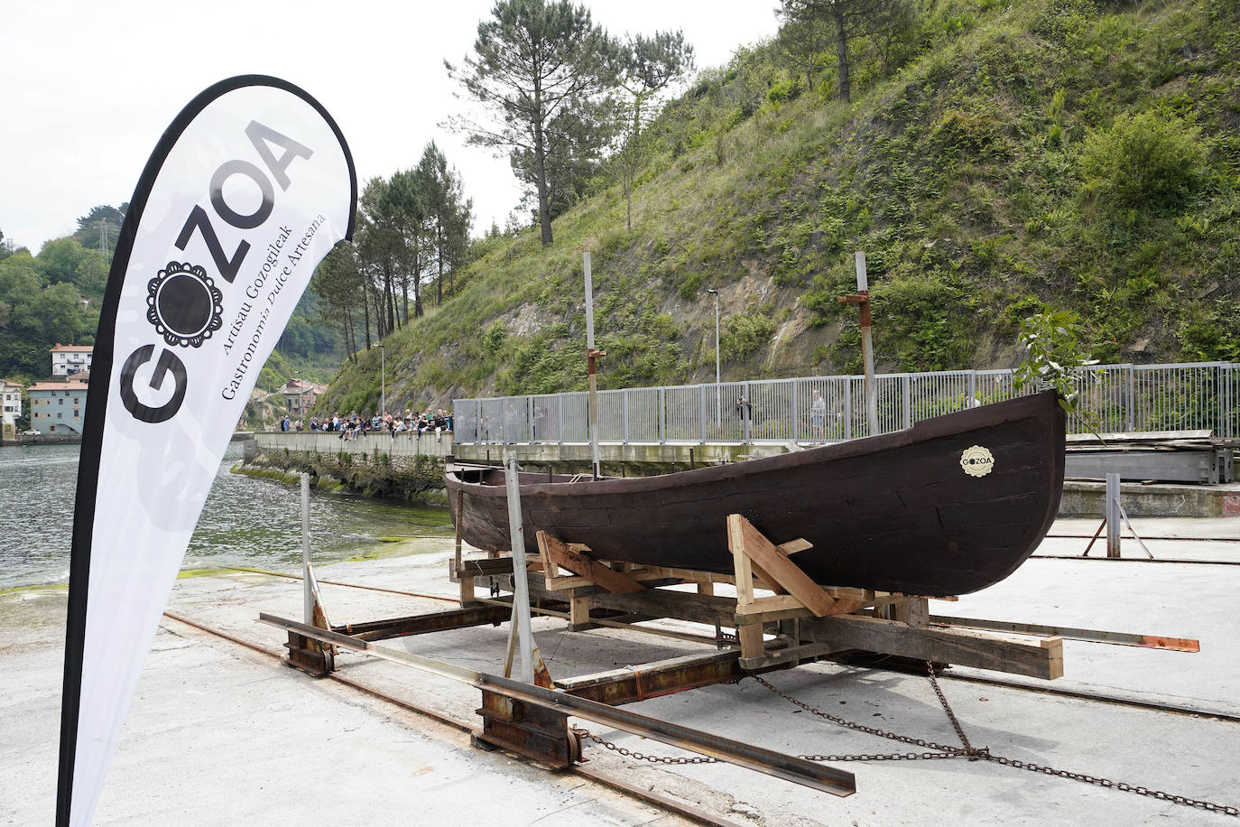 Una txalupa de chocolate surca las aguas de Pasaia