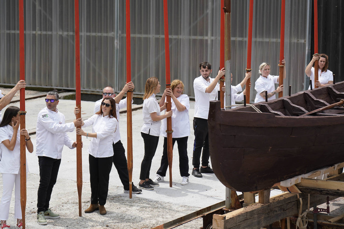 Una txalupa de chocolate surca las aguas de Pasaia