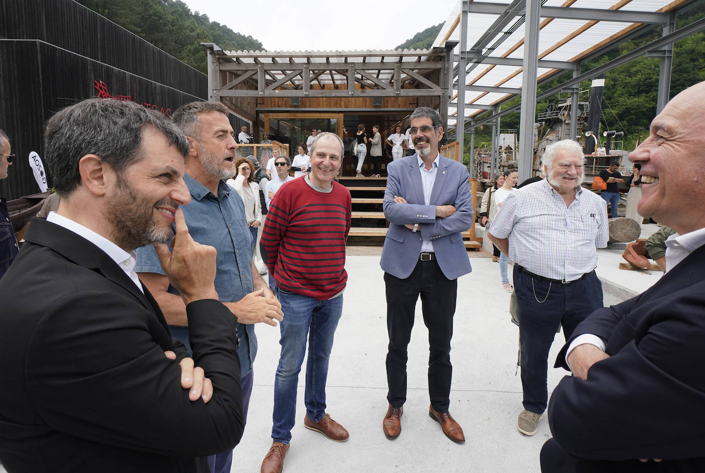Una txalupa de chocolate surca las aguas de Pasaia