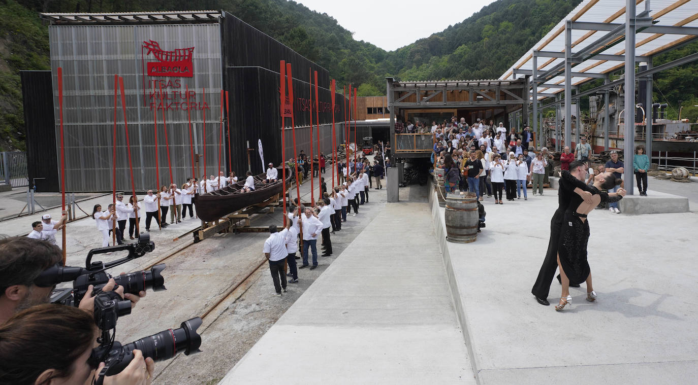 Una txalupa de chocolate surca las aguas de Pasaia